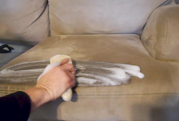 nettoyer les meubles rembourrés avec de l'eau savonneuse