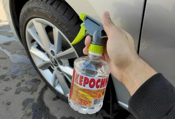 Kérosène pour les taches de bitume