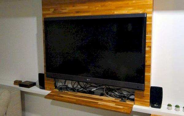 Fils du téléviseur cachés dans une boîte