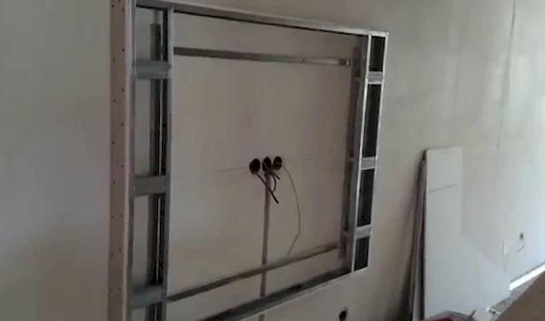 Fils du téléviseur cachés dans une boîte 3