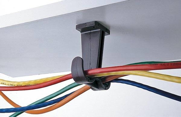 Câble torsadé sous la table