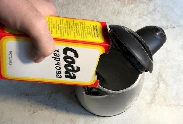 Soda pour l'odeur dans une bouilloire électrique