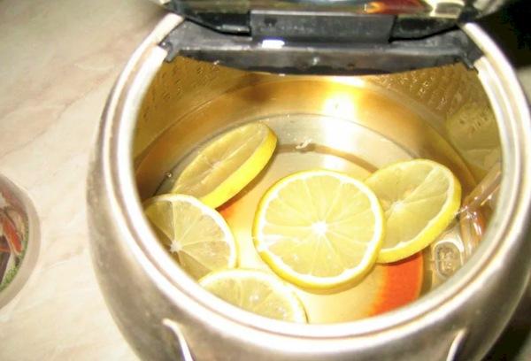 Odeur d'agrumes dans une bouilloire électrique