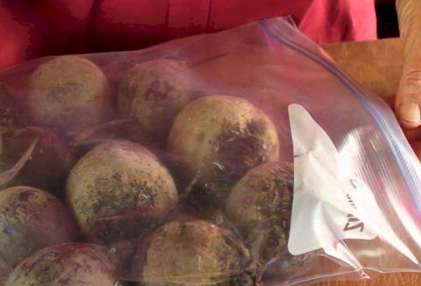 Betteraves bouillies dans un sac