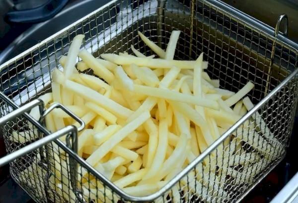 Frites dans une friteuse