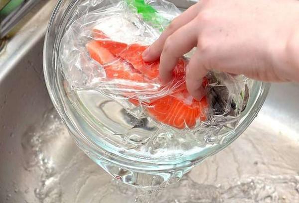 Décongeler le poisson dans l'eau