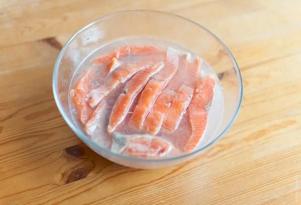 Décongeler du saumon congelé salé dans l'eau