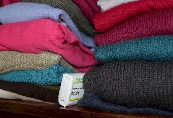 Vêtements dans le placard