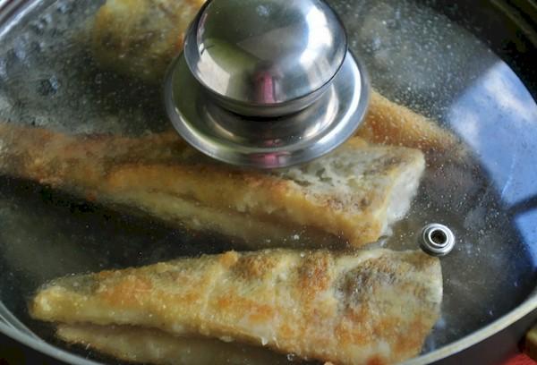 Cuisson du poisson frit