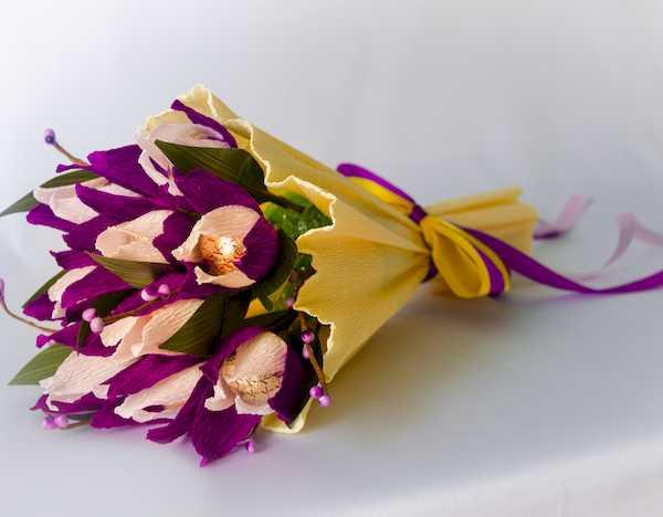 Bouquets de bonbons et de papier ondulé