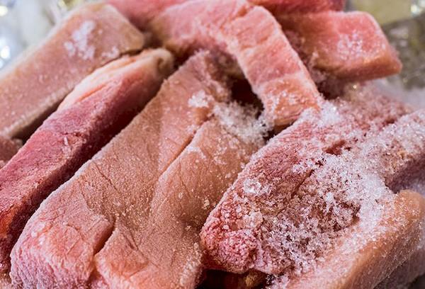 Morceaux de viande surgelés