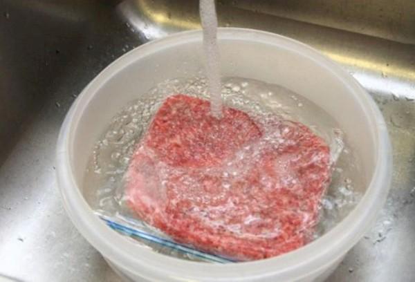 Décongeler la viande dans l'eau