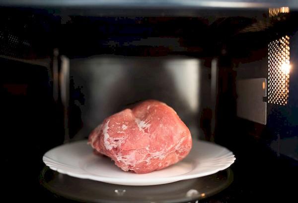 Décongeler de la viande congelée au micro-ondes