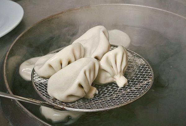 Khinkali dans une passoire