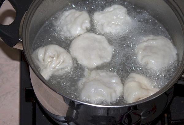 Khinkali dans une poêle sur la cuisinière