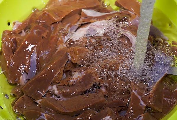 Rinçage du foie de boeuf
