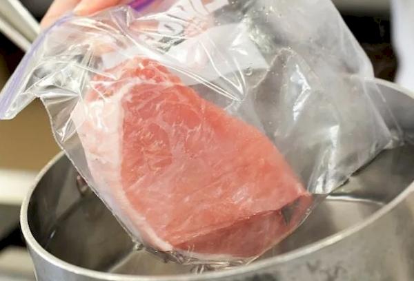 Décongeler de la viande dans l'eau