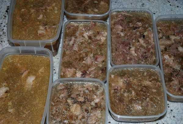 Viande en gelée en contenants