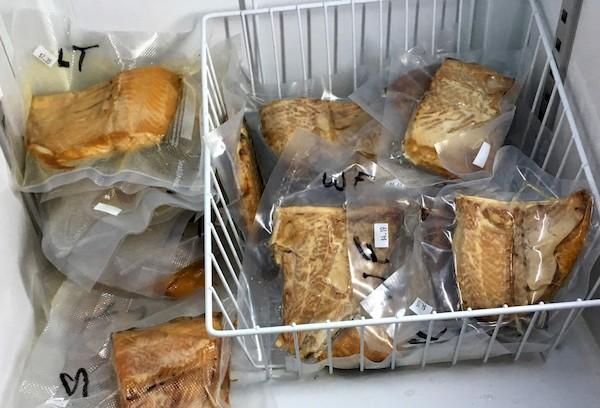 Morceaux de poisson au réfrigérateur