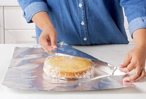 Préparation du gâteau pour la congélation