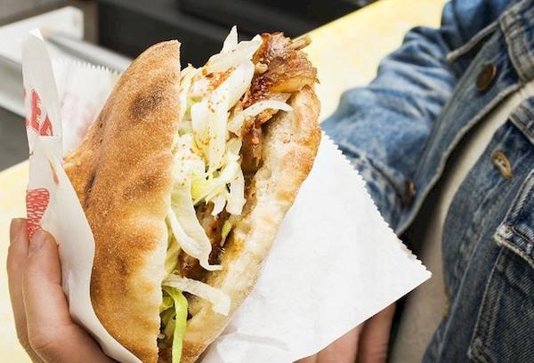 Shawarma dans un pain pita