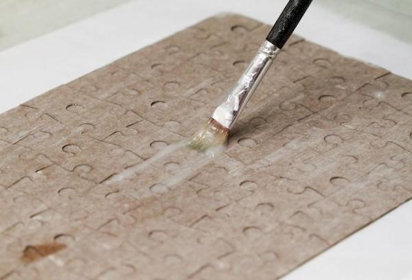 Coller des puzzles avec de la colle spéciale