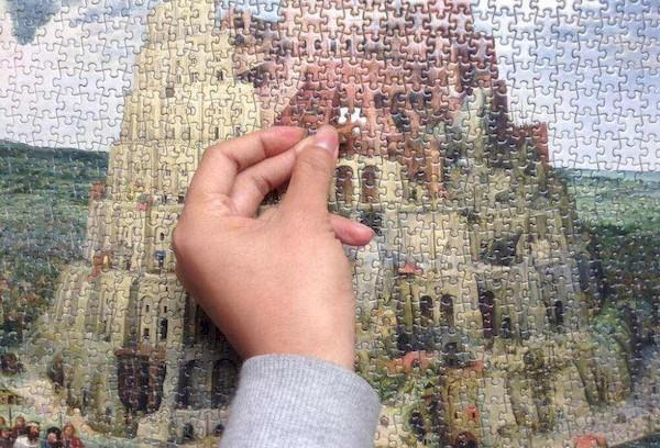 Coller des puzzles sur du carton