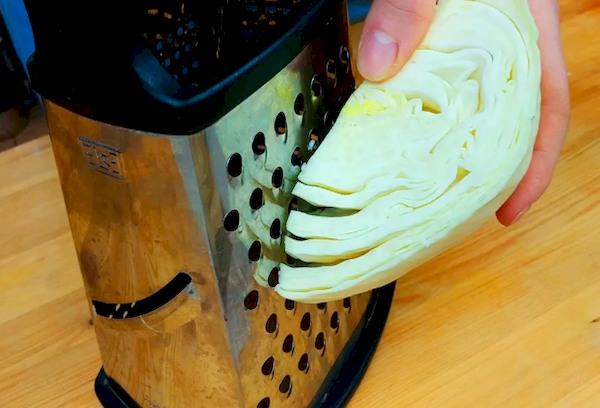 Râper le chou sur une râpe