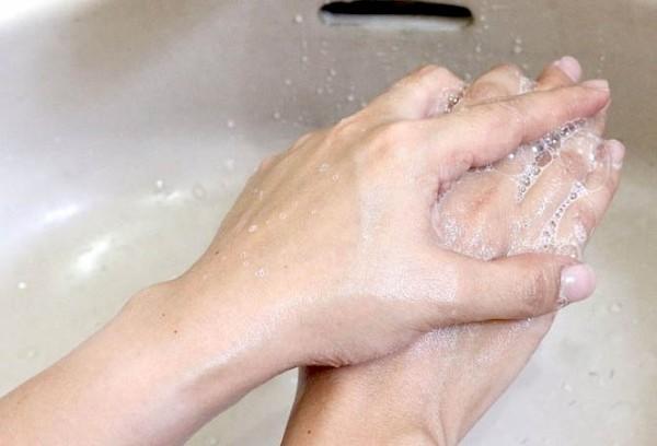 Laver les taches avec du savon à lessive