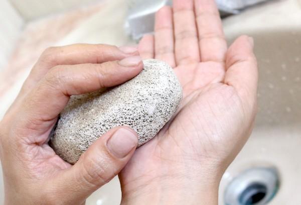 Se laver les taches sur les mains avec de la pierre ponce