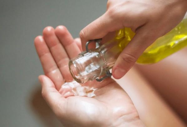 Enlever les taches de champignons avec de l'huile végétale