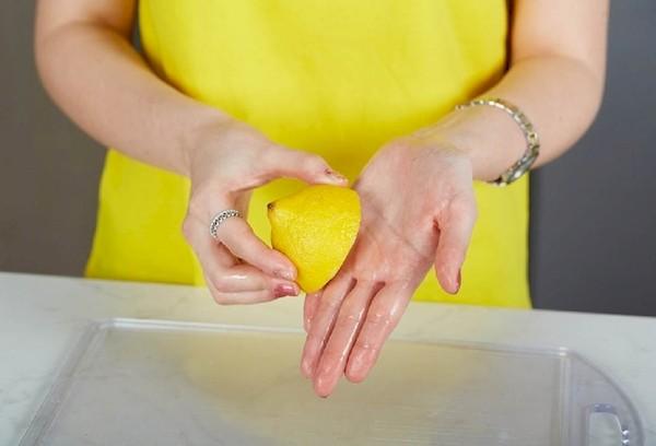 Se laver les taches sur les mains avec du citron