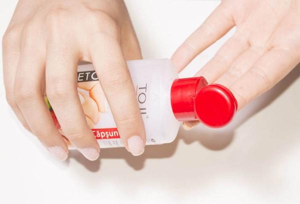 Laver les taches sur les mains avec du dissolvant pour vernis à ongles