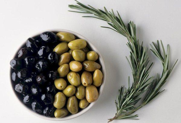 Assortiment d'olives et olives noires