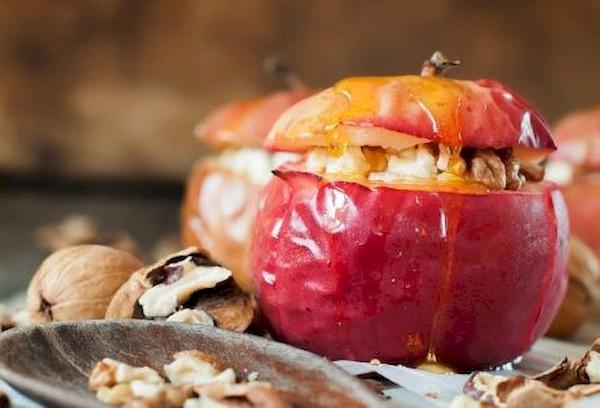 Dessert de pommes au miel, noix et fromage cottage