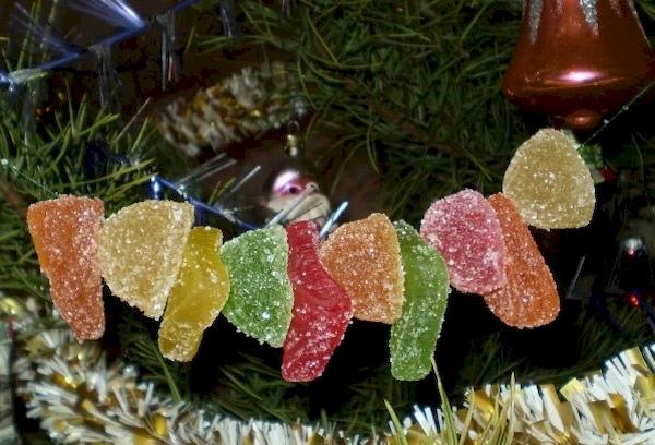 Jouets comestibles sur le sapin de Noël