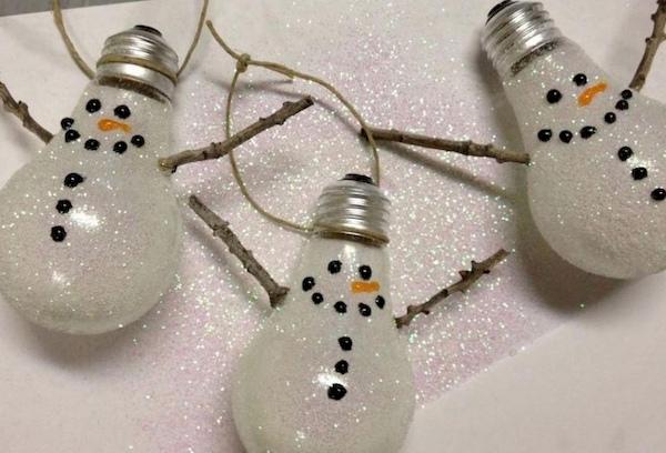 Bonhommes de neige fabriqués à partir de vieilles ampoules