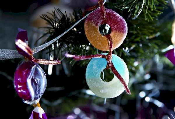 Jouets comestibles sur le sapin de Noël