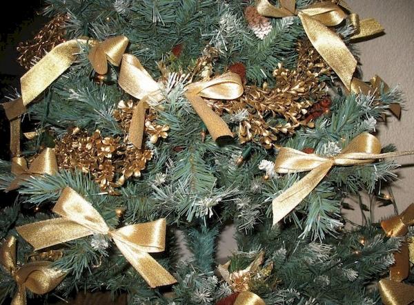 Décorer le sapin de Noël avec des nœuds