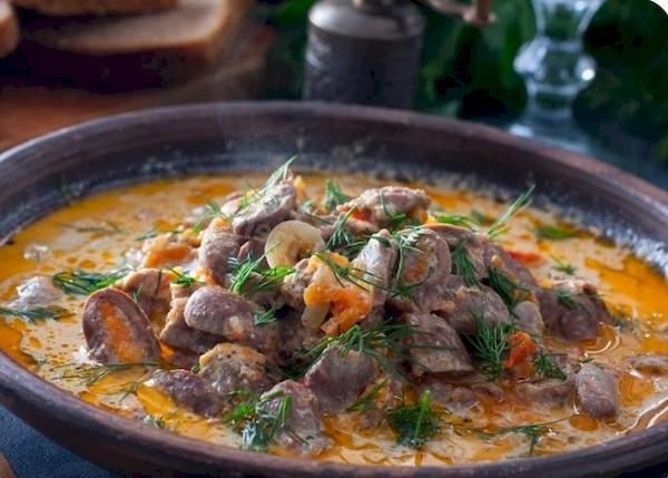 Coeurs de poulet à la crème sure avec des légumes.