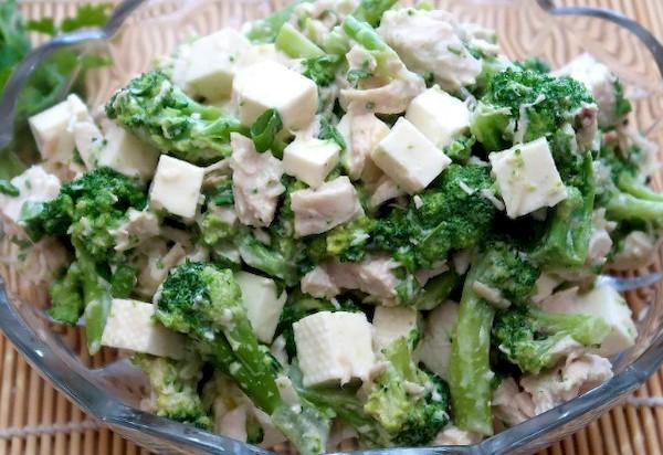 Salade de poulet, brocoli et parmesan.