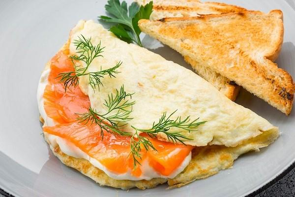 Crêpe aux flocons d'avoine, saumon et fromage à pâte molle