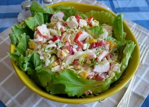 Recette de salade PP aux bâtonnets de crabe et poivrons doux