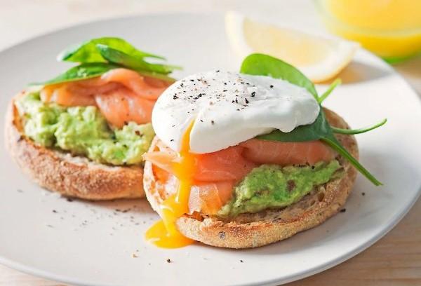 Toast à l'avocat, poisson et œuf poché