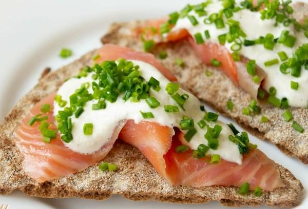 Pain croustillant à la ricotta et poisson rouge