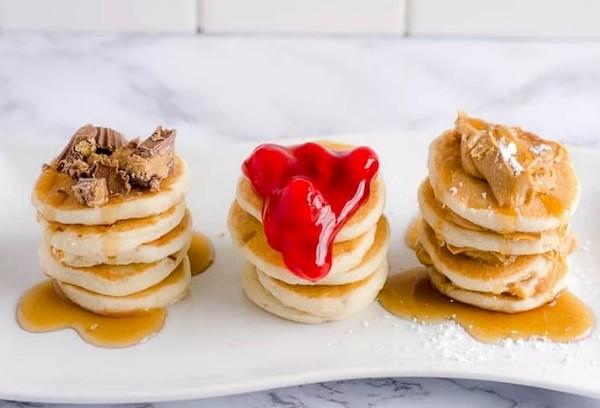 Crêpes au caillé avec différentes garnitures.