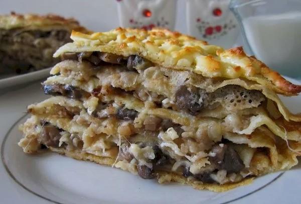 Crêpe aux flocons d'avoine avec poulet et champignons.