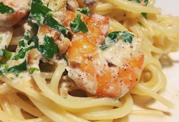 Pâtes crémeuses aux crevettes et au fromage.