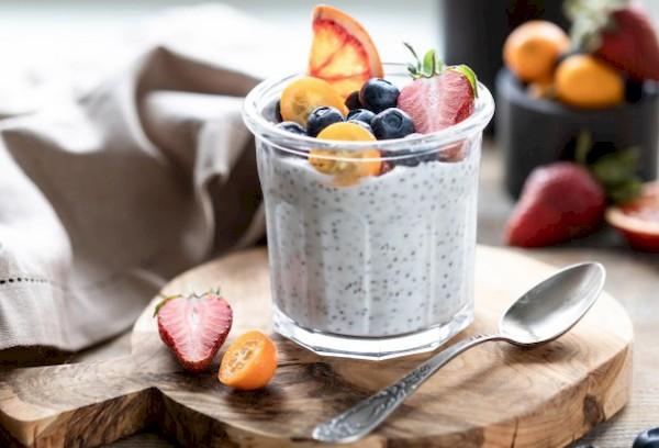 Pudding de chia aux fruits et pain au fromage.
