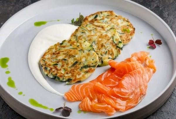 Crêpes de courgettes au poisson et yaourt blanc.